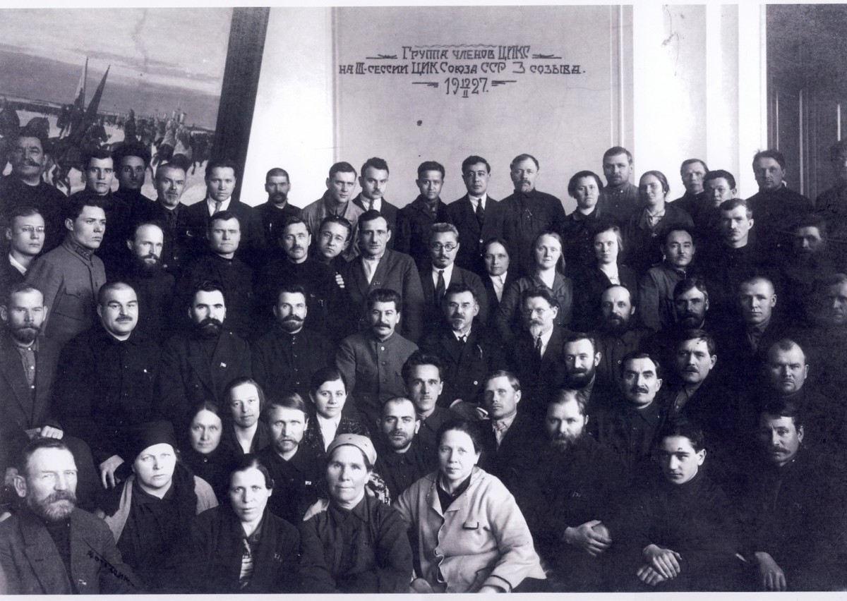 Члены ЦИК СССР 1927 года. Винокуров стоит за Сталиным вторым справа